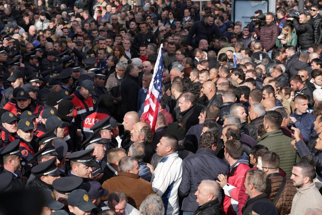 «Κόλαση» στην Αλβανία: Ξύλο και συγκρούσεις μέσα και έξω από το Κοινοβούλιο – Βίντεο, εικόνες